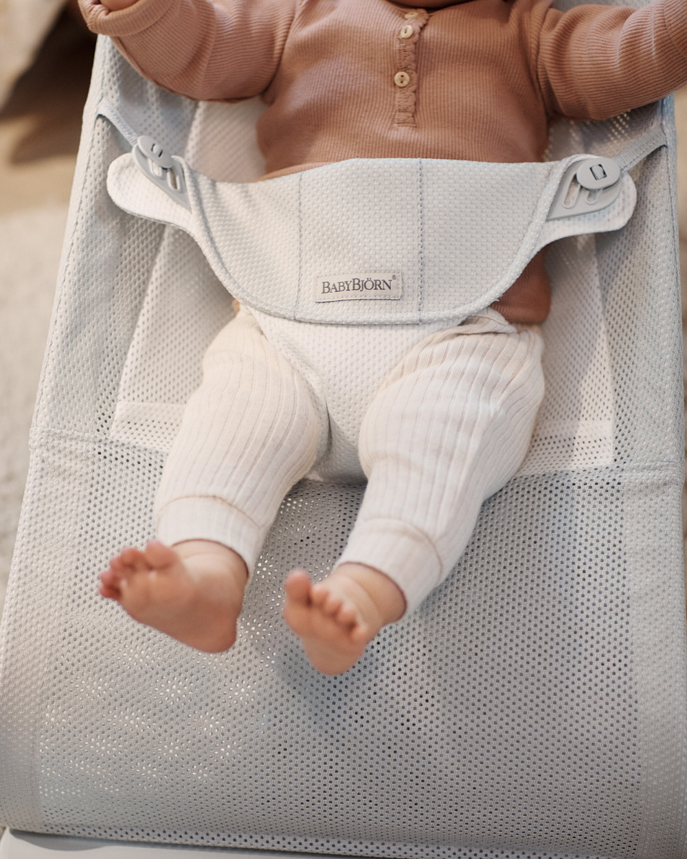 Balance Soft Mesh bouncer Silver/white colour  Babybj&ouml;rn