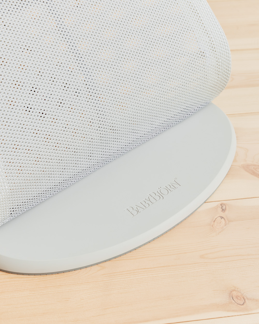Balance Soft Mesh bouncer Silver/white colour  Babybj&ouml;rn