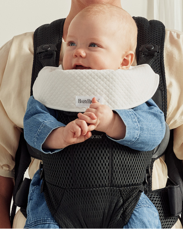 2 Move and Mini baby bibs White colour  Babybjörn