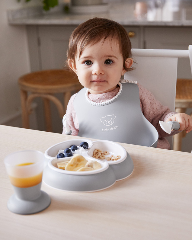 Bib with catch pocket Grey colour  Babybjörn