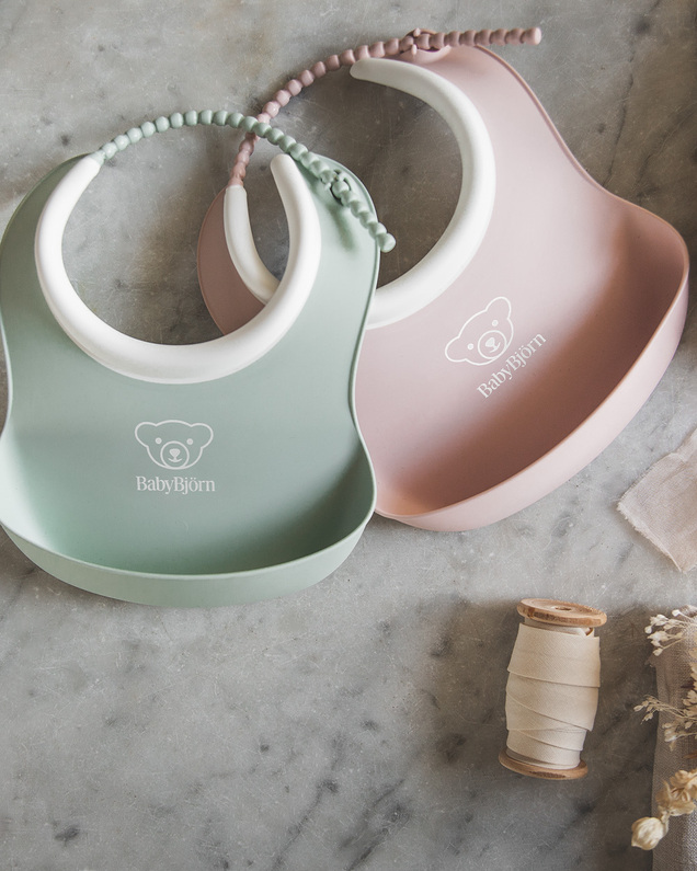 Set of 2 bibs with catch pockets Pastel green/pastel pink colour  Babybjörn