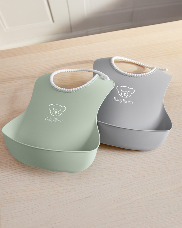 Set of 2 bibs with catch pockets Grey/pastel green colour  Babybjörn