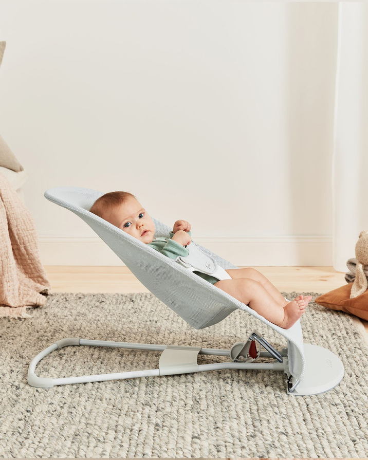 Balance Soft Mesh bouncer Silver/white colour  Babybj&ouml;rn