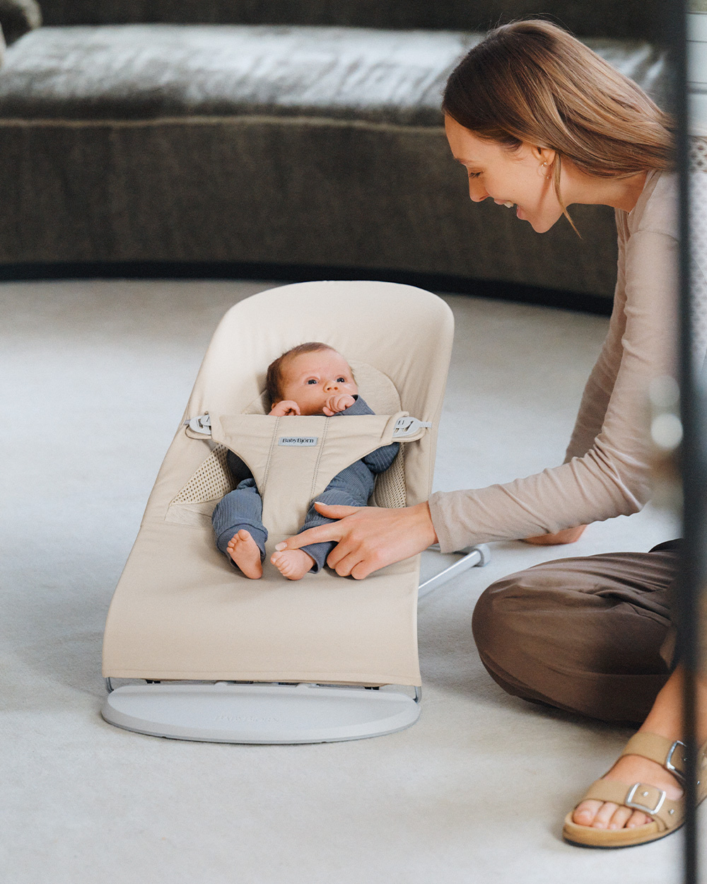 Balance Soft woven jersey bouncer Light beige colour  Babybj&ouml;rn