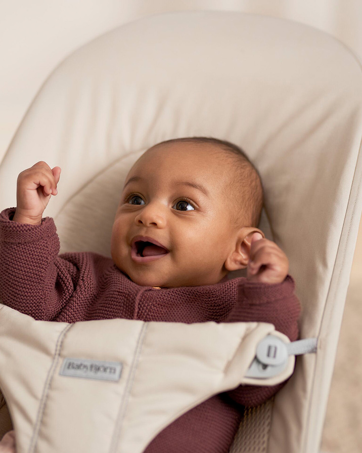 Balance Soft woven jersey bouncer Light beige colour  Babybj&ouml;rn