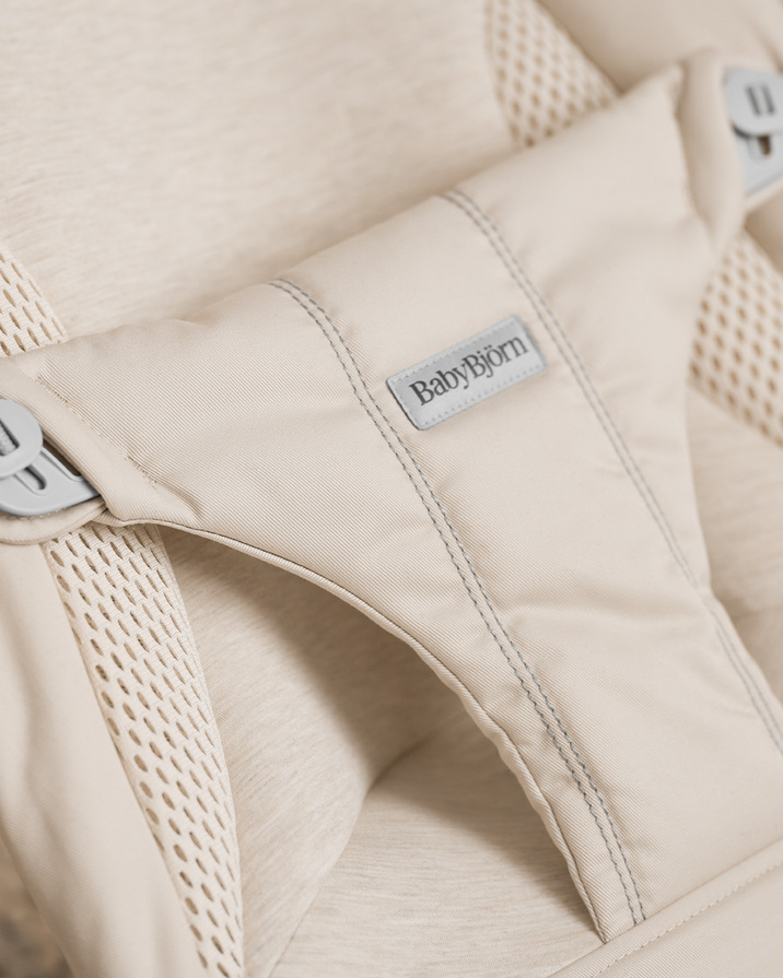Balance Soft woven jersey bouncer Light beige colour  Babybj&ouml;rn