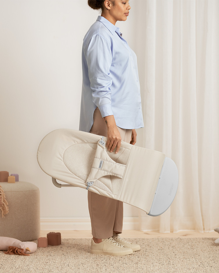 Balance Soft woven jersey bouncer Light beige colour  Babybj&ouml;rn