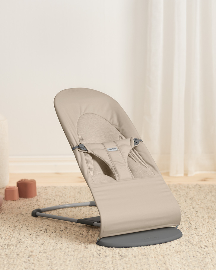 Balance Soft woven jersey bouncer Sand grey colour  Babybj&ouml;rn