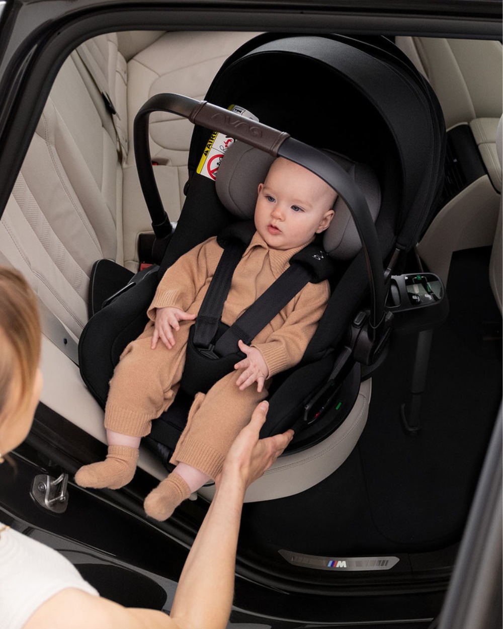 Curv car seat base Caviar colour  Nuna