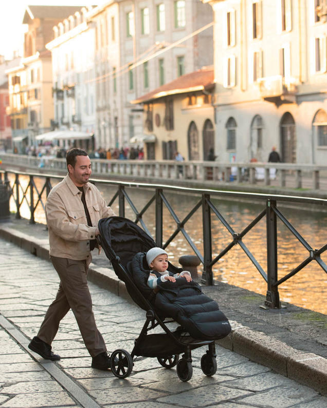 Trvl lx pushchair Caviar colour Nuna