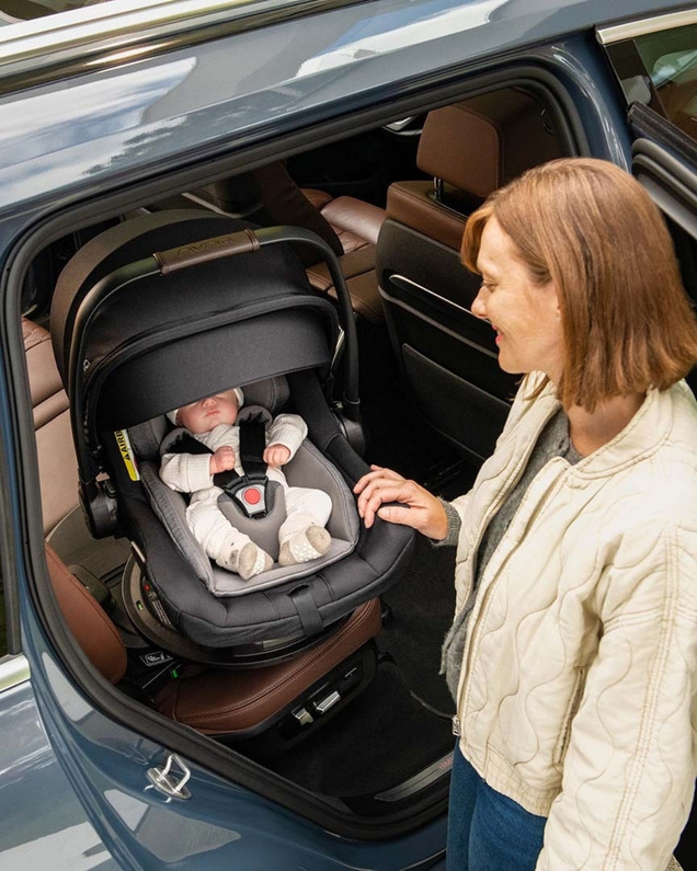 Pipa Next car seat Caviar colour Nuna