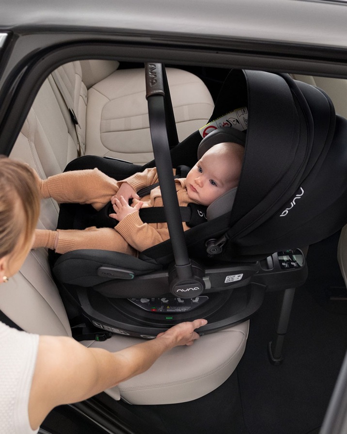 Curv car seat base Caviar colour  Nuna