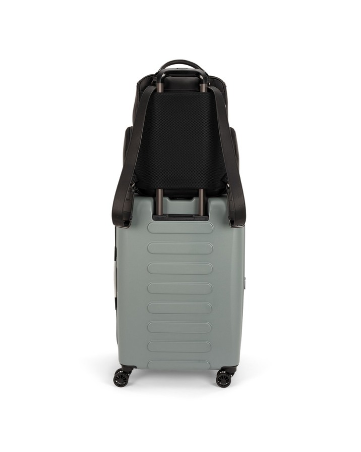 Essential backpack Caviar colour  Nuna