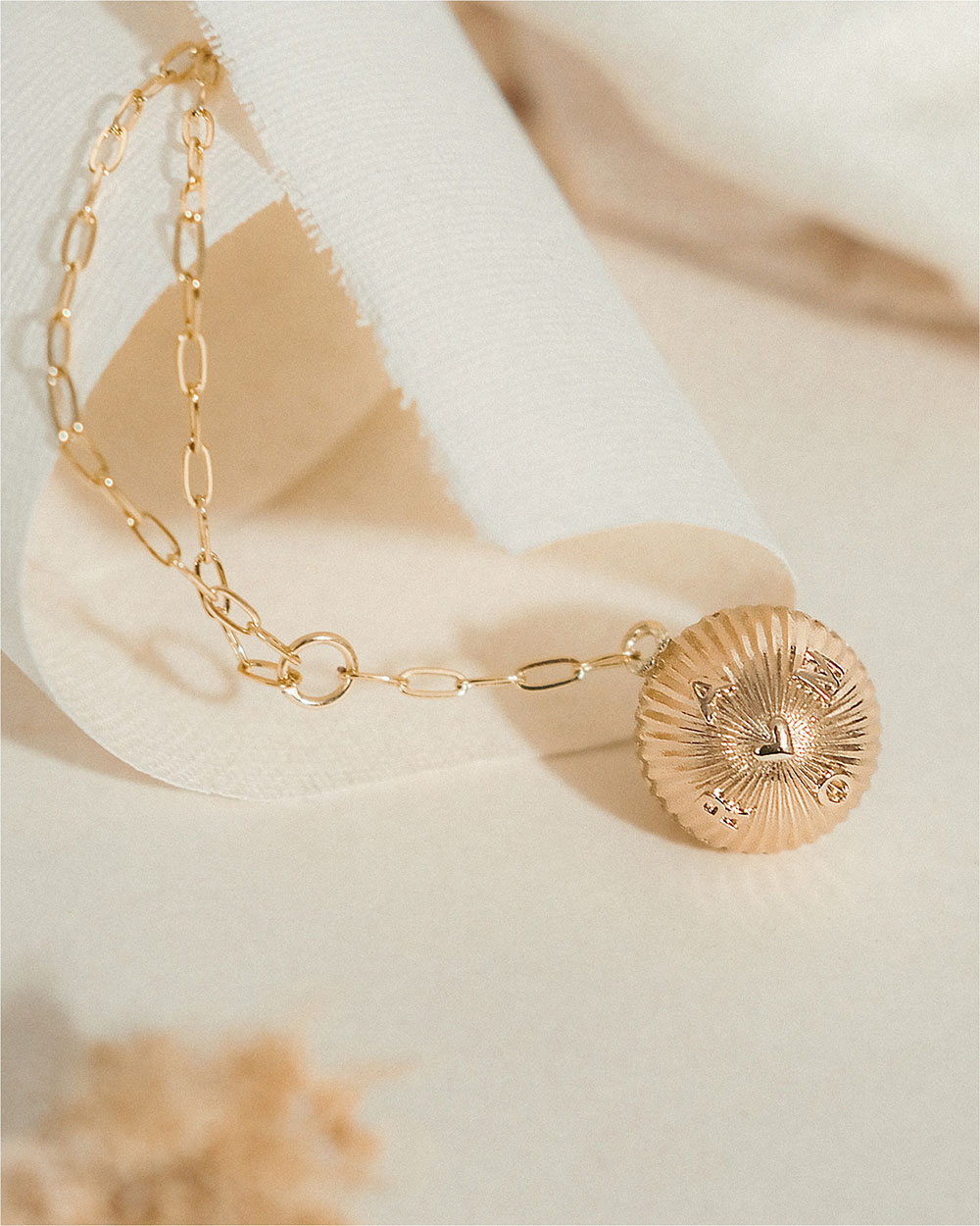 Pregnancy bola Amor Yellow gold colour on chain  Ilado