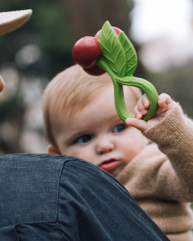 Teething rattle Cherry Oli & Carol